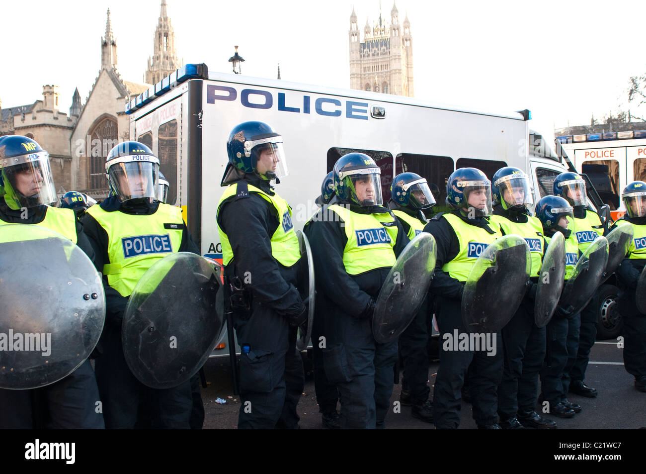 Ligne de la police anti-émeute, la place du Parlement, manifestation étudiante contre l'inscription à l'Université, Londres, 09/12/2010 Banque D'Images