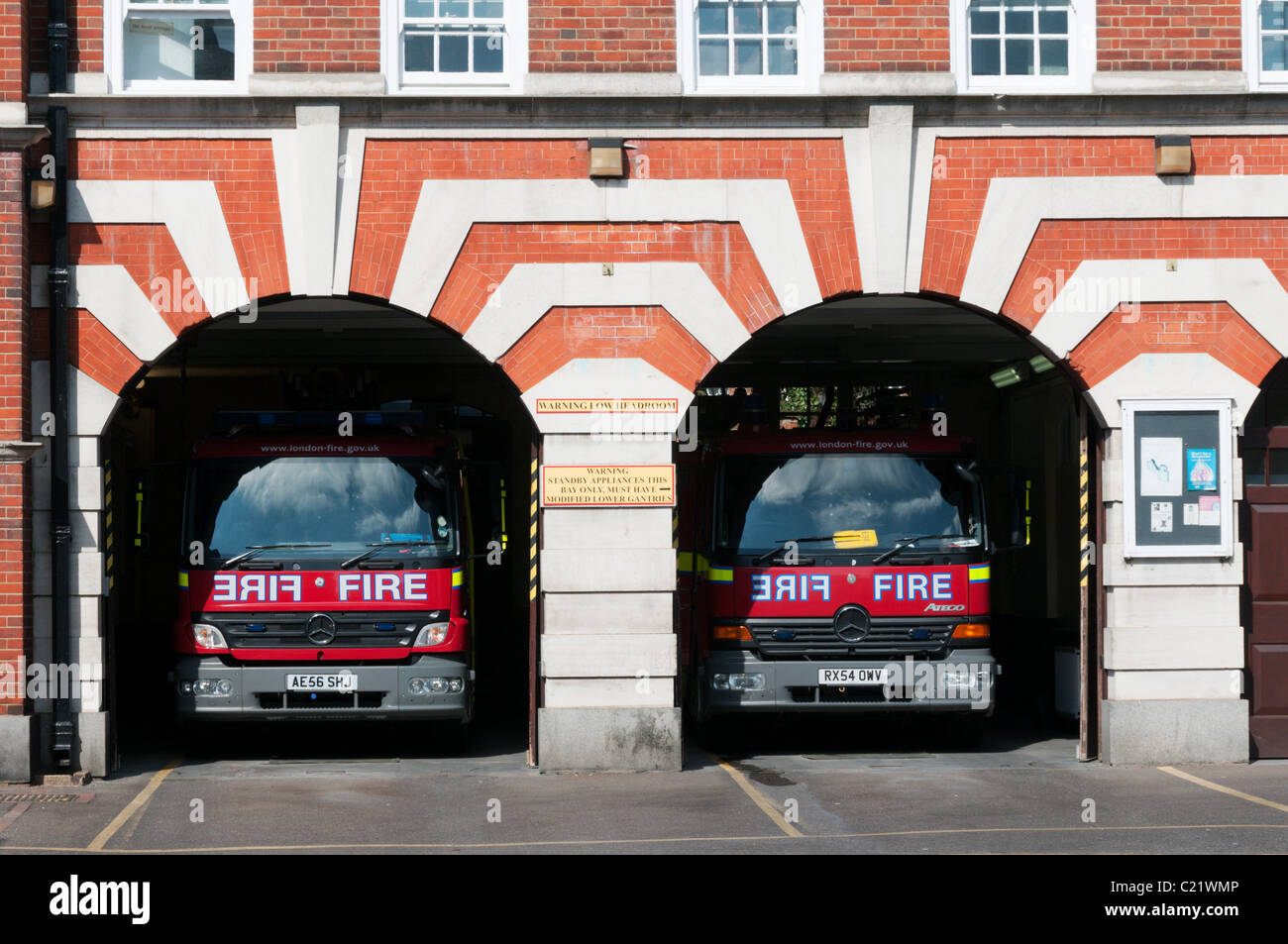 Véhicules d'incendie dans le poste d'incendie à Bromley, Kent Banque D'Images