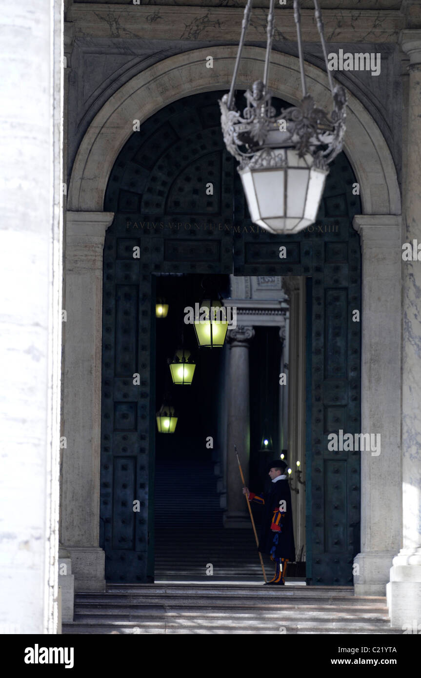 Garde suisse pontificale dans le Palais apostolique du Vatican, Rome, Italie. Banque D'Images