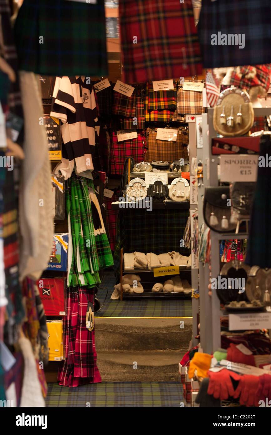 Boutique écossais sur le Royal Mile d'Édimbourg. Montrant les tartans, kilts, jaquettes et highland regalia. Photo : Russell Sneddon | Banque D'Images