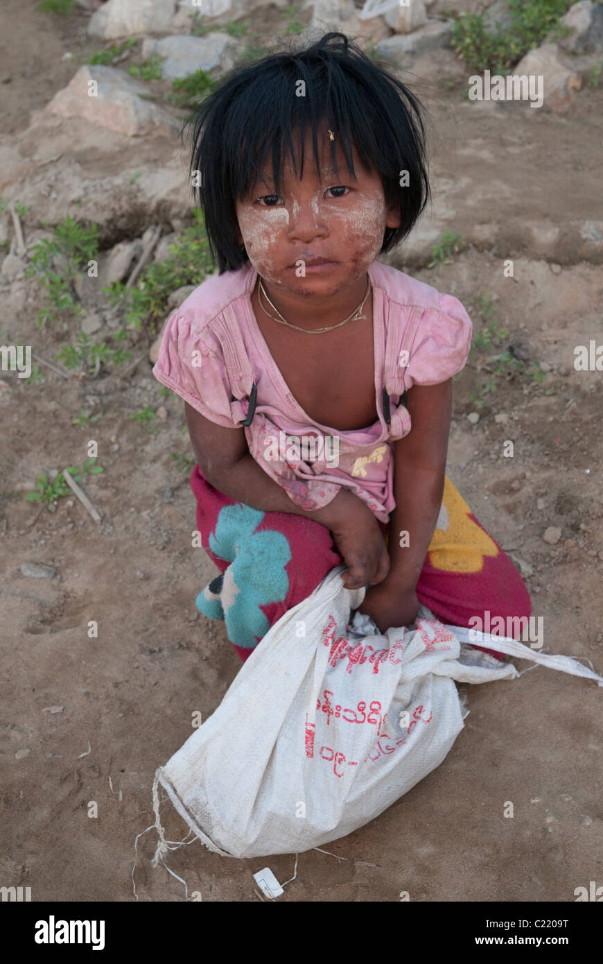 Portrait d'une jeune fille à l'Harbour sur le Fleuve Irrawaddy. Mandalay. Myanmar Banque D'Images