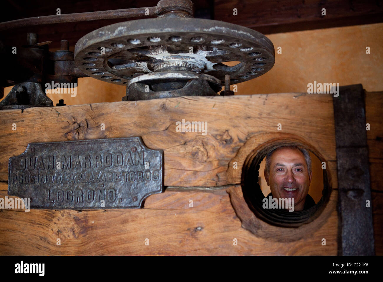 Juan Luis Cañas avec de vieux pressoir, propriétaire, Luis Cañas Bodegas y Viñedos, Villabuena de Álava, Rioja Alavesa, Espagne Banque D'Images