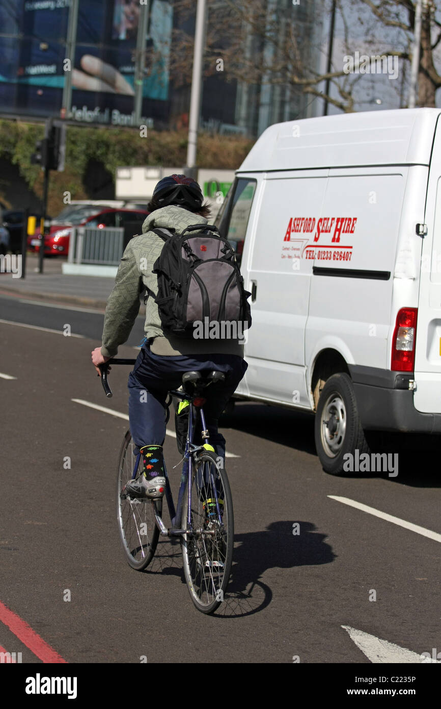 Un homme à vélo dans la circulation à Londres Banque D'Images