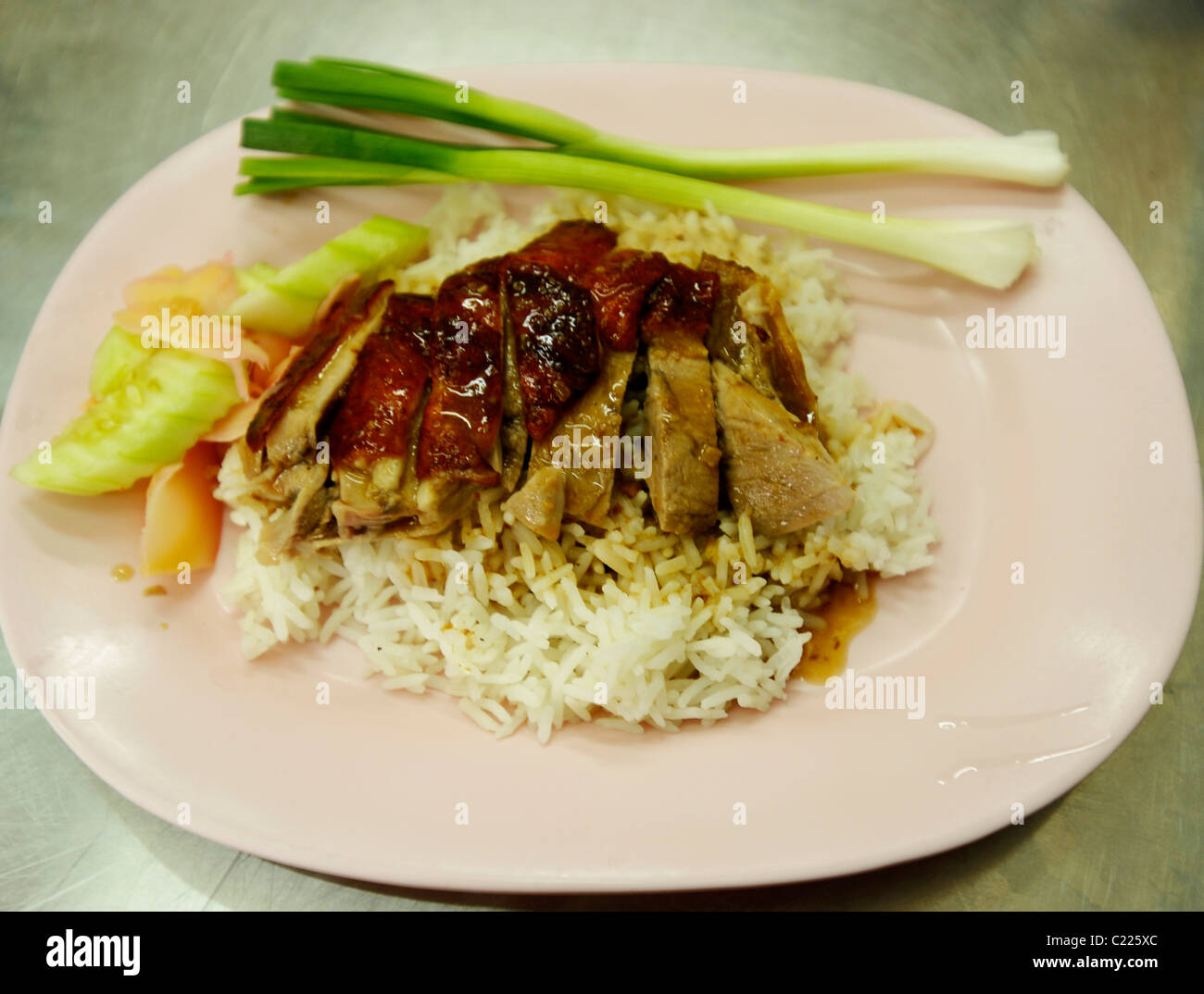 Khao Na Ped Yang ( canard rôti sur le dessus sur le riz), thai fast food chinois , Scène de rue , Bangkok, Thaïlande Banque D'Images
