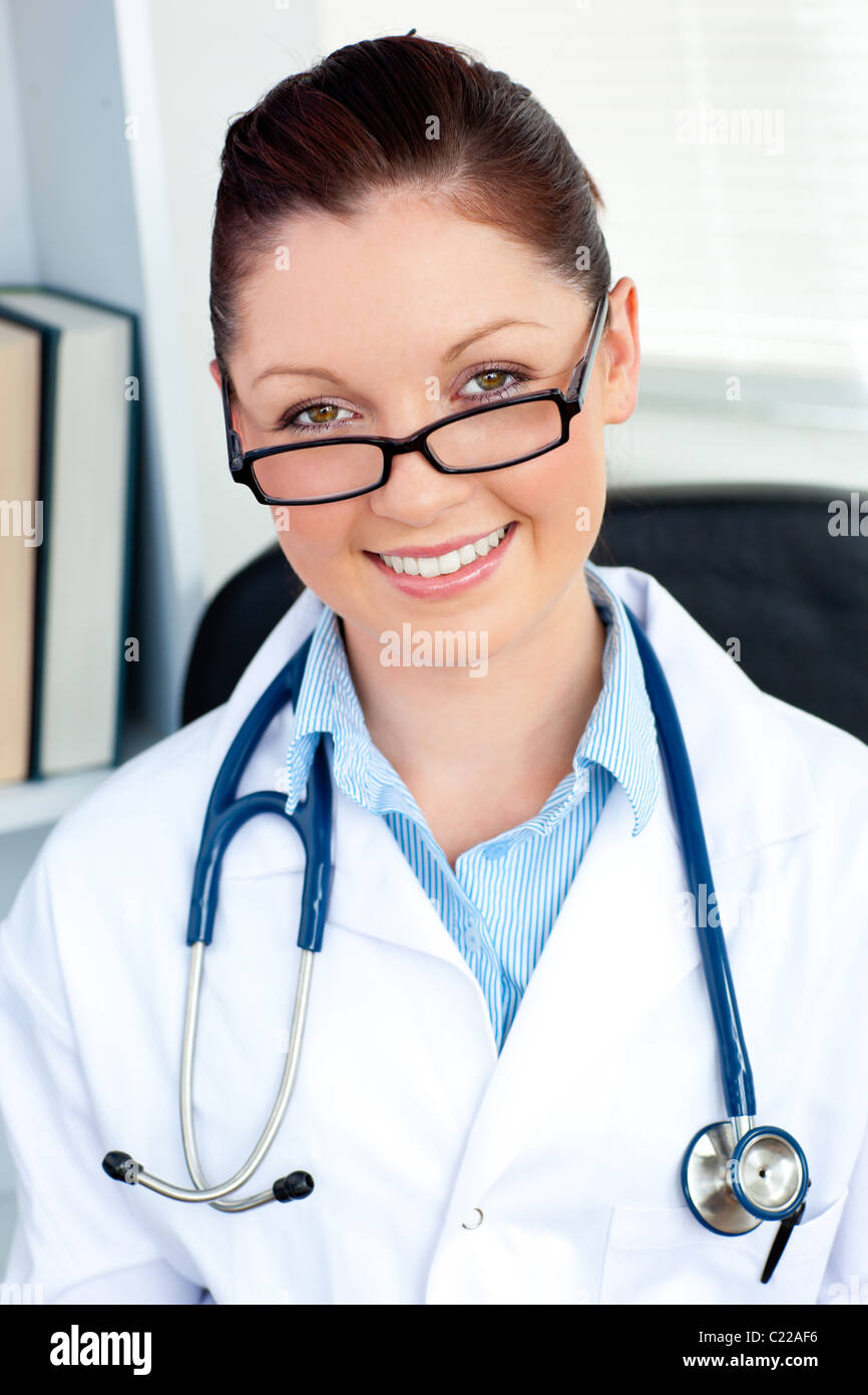 Female doctor smiling sophistiqués à l'appareil de bureau Banque D'Images