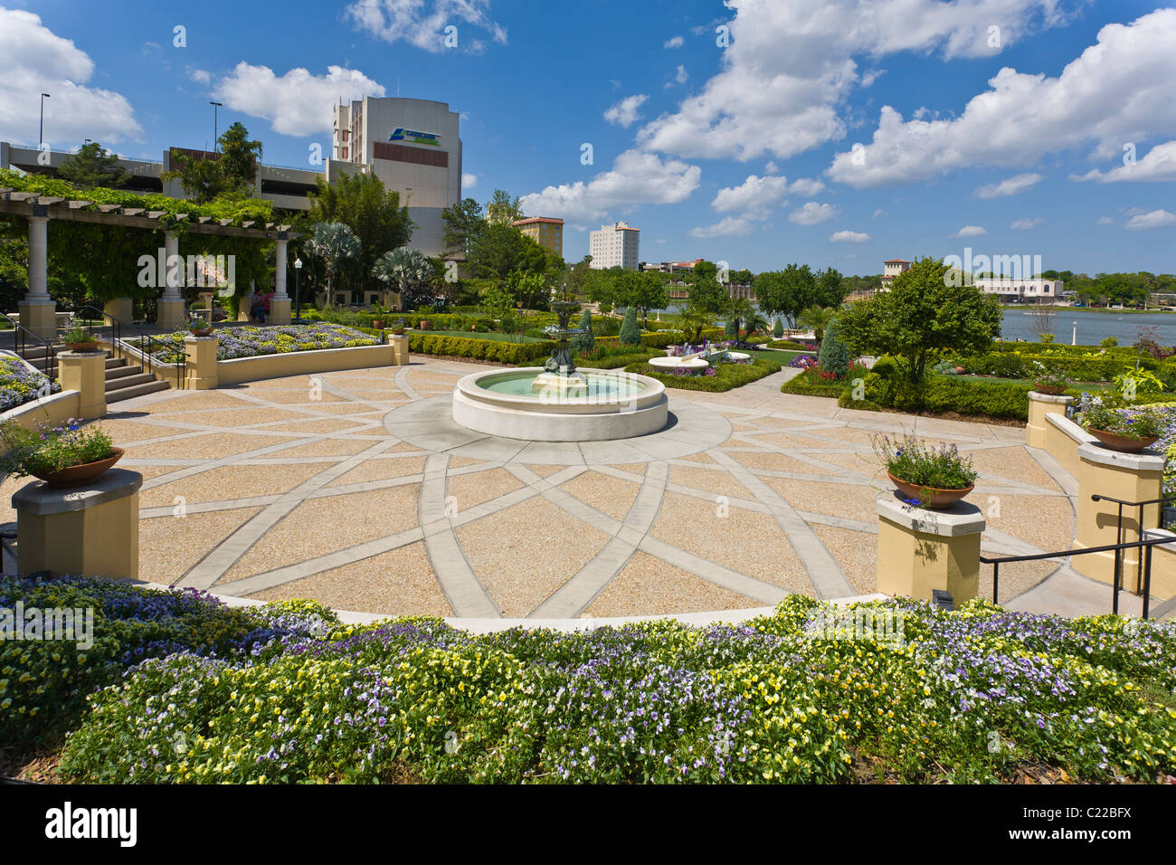 Un jardin Hollis 1,2 acre jardin botanique sur le lac Mirror à Lakeland en Floride Banque D'Images
