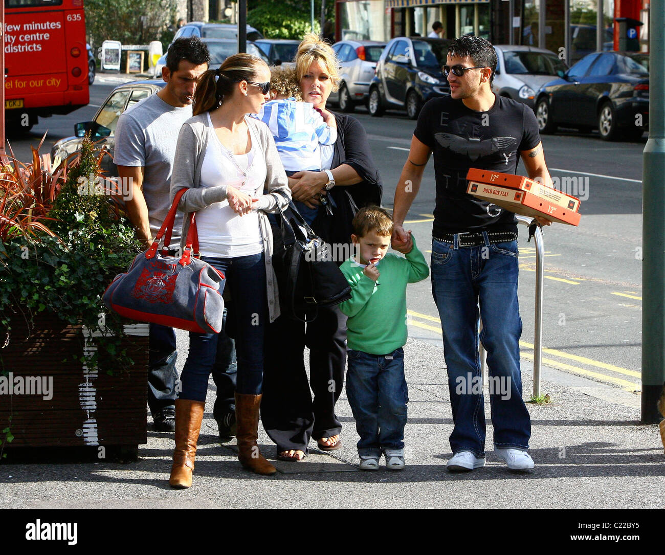 Peter André, avec manager Claire Powell et le modèle Michelle Clack et sa  famille, en tenant son frère pour remettre la pizza après Photo Stock -  Alamy