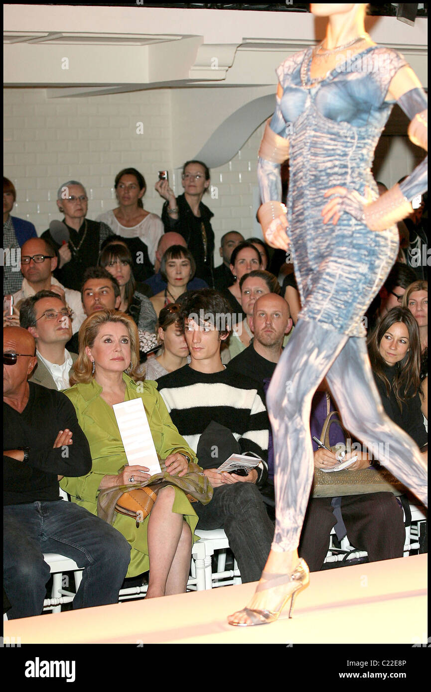 Catherine Deneuve et son fils Igor Vadim Paris Fashion Week printemps-été  2010 Prêt à Porter - Jean Paul Gaultier - PRET A Photo Stock - Alamy
