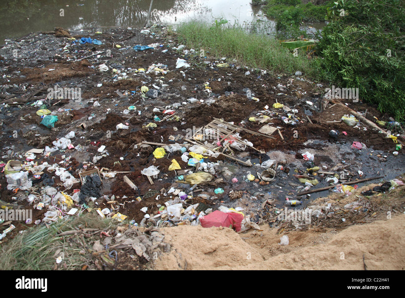 Les déchets dans la rivière Banque D'Images