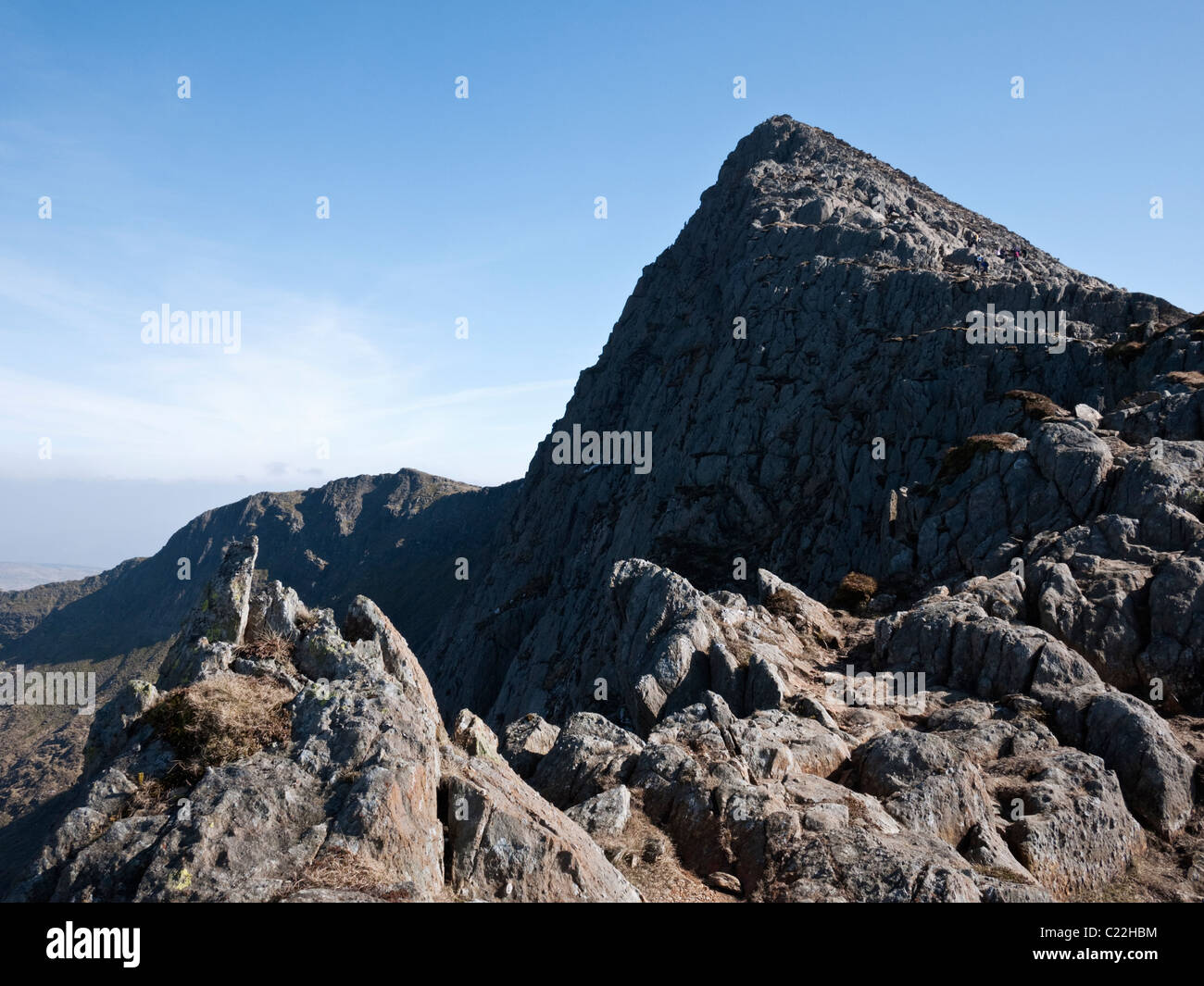 La principale (ouest) pic de Lliwedd Lliwedd Y, avec Bach en regard au-delà, extraite du Bwlch Ciliau sur la route Horseshoe Snowdon Banque D'Images
