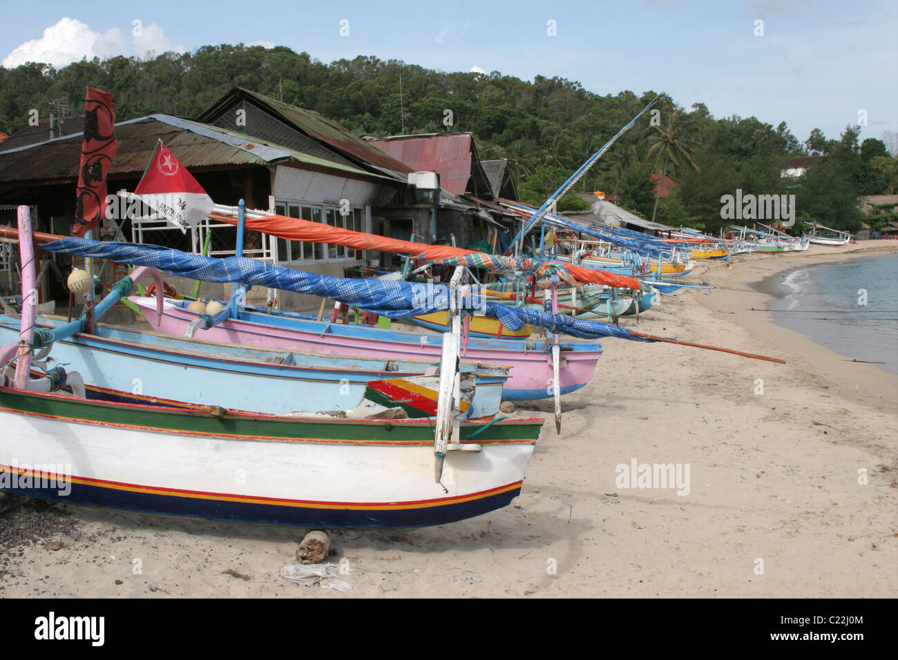 Bateaux en bois colorés, alignés sur la plage à Bali, Padangbai. Banque D'Images