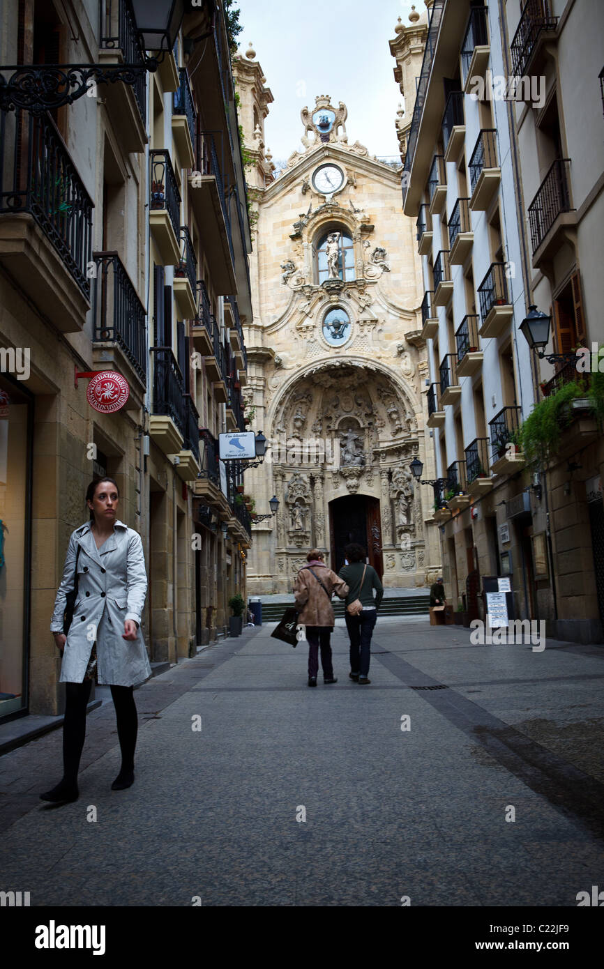 Santa María del coro chuch et c/ Mayor, Vieille Ville, San Sebastián, Espagne. Banque D'Images