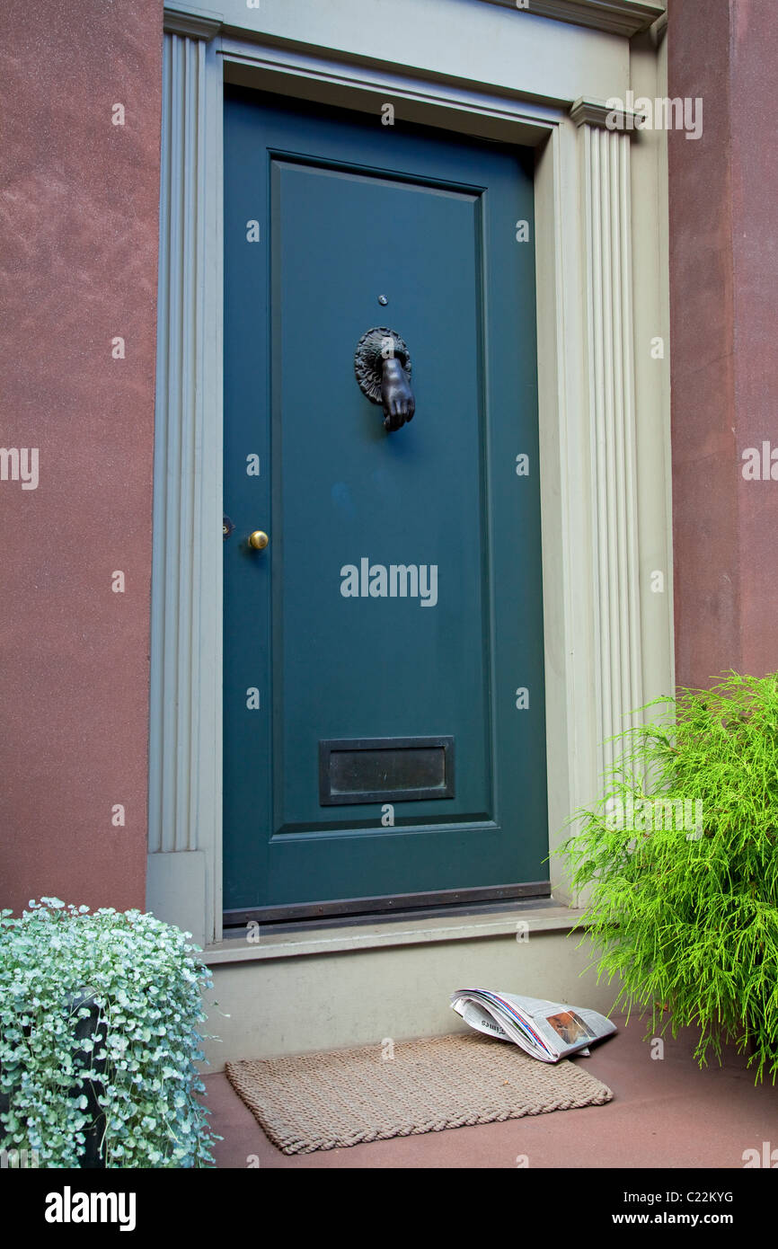 Porte et doorknocker sur West Village Brownstone, Greenwich street, Greenwich Village, New York, USA Banque D'Images