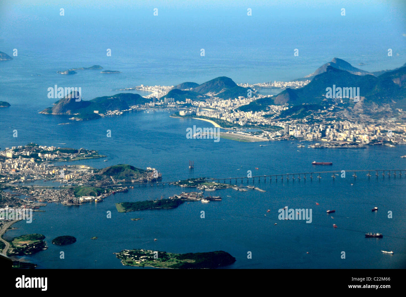 Vue aérienne du pont reliant Rio de Janeiro et Niteroi, de la baie de Guanabara, au Brésil Banque D'Images