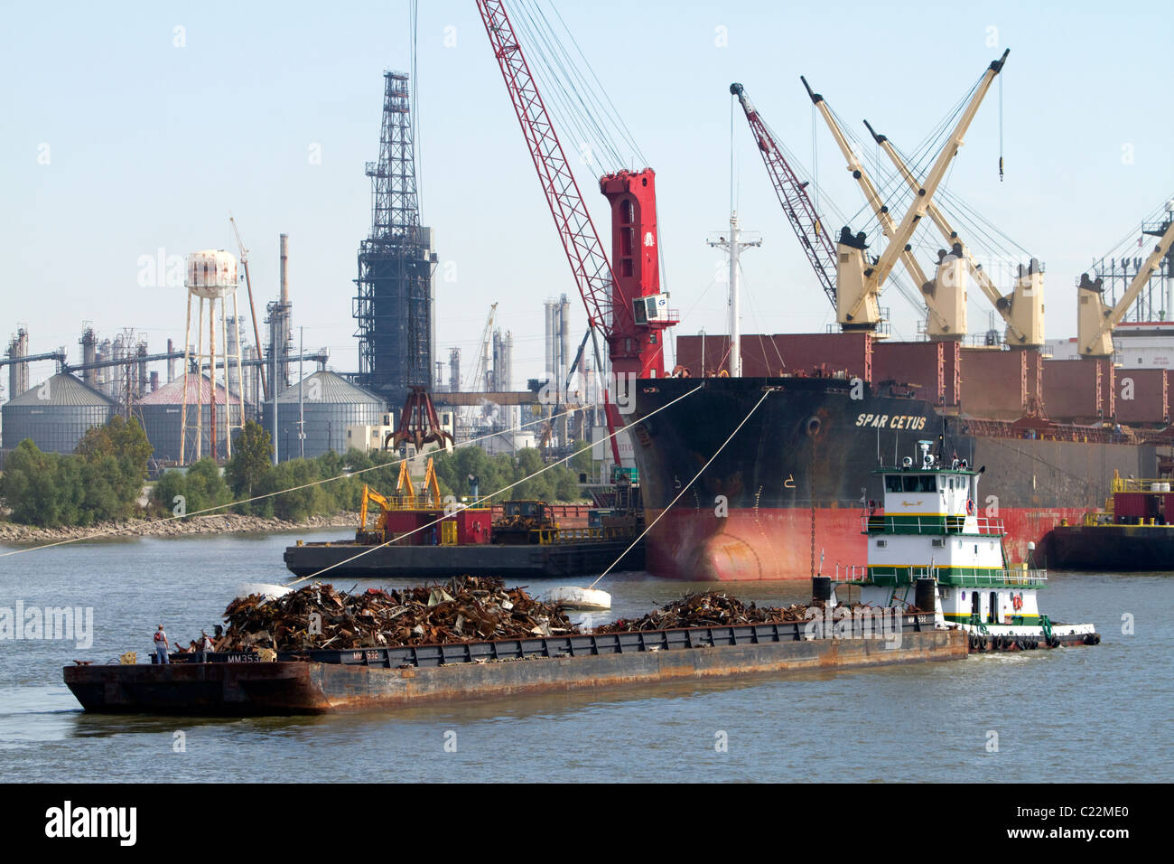 Déplacement d'un bateau remorqueur chaland rempli de ferraille sur le fleuve Mississippi à la Nouvelle Orléans, Louisiane, USA. Banque D'Images