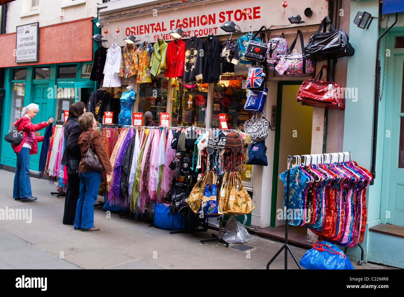 China Town à Londres , l'Oriental Fashion Store avec des vêtements de style  chinois echarpes châles sacs & blouses ou tuniques tops Photo Stock - Alamy