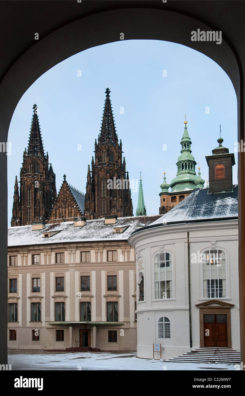 Le Palais Présidentiel et les tours de la cathédrale Saint-Guy en arrière-plan. Prague, République Tchèque Banque D'Images