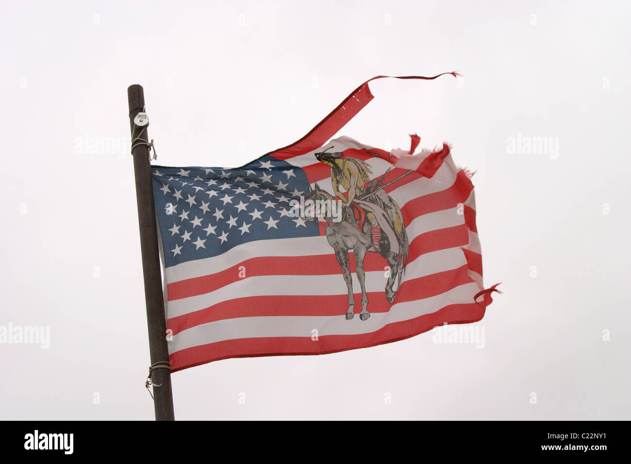 Tattered drapeau américain avec un Amérindien sur elle. Banque D'Images