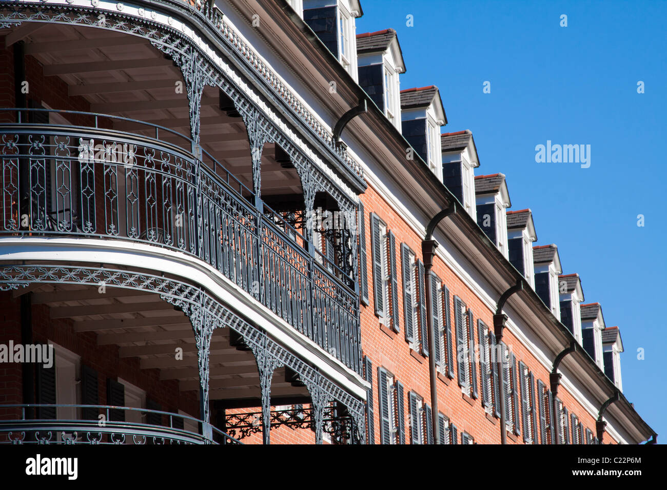 Balustrades en fer forgé et des rangées de lucarnes sur le Royal Sonesta Hotel dans le quartier français de La Nouvelle-Orléans Banque D'Images