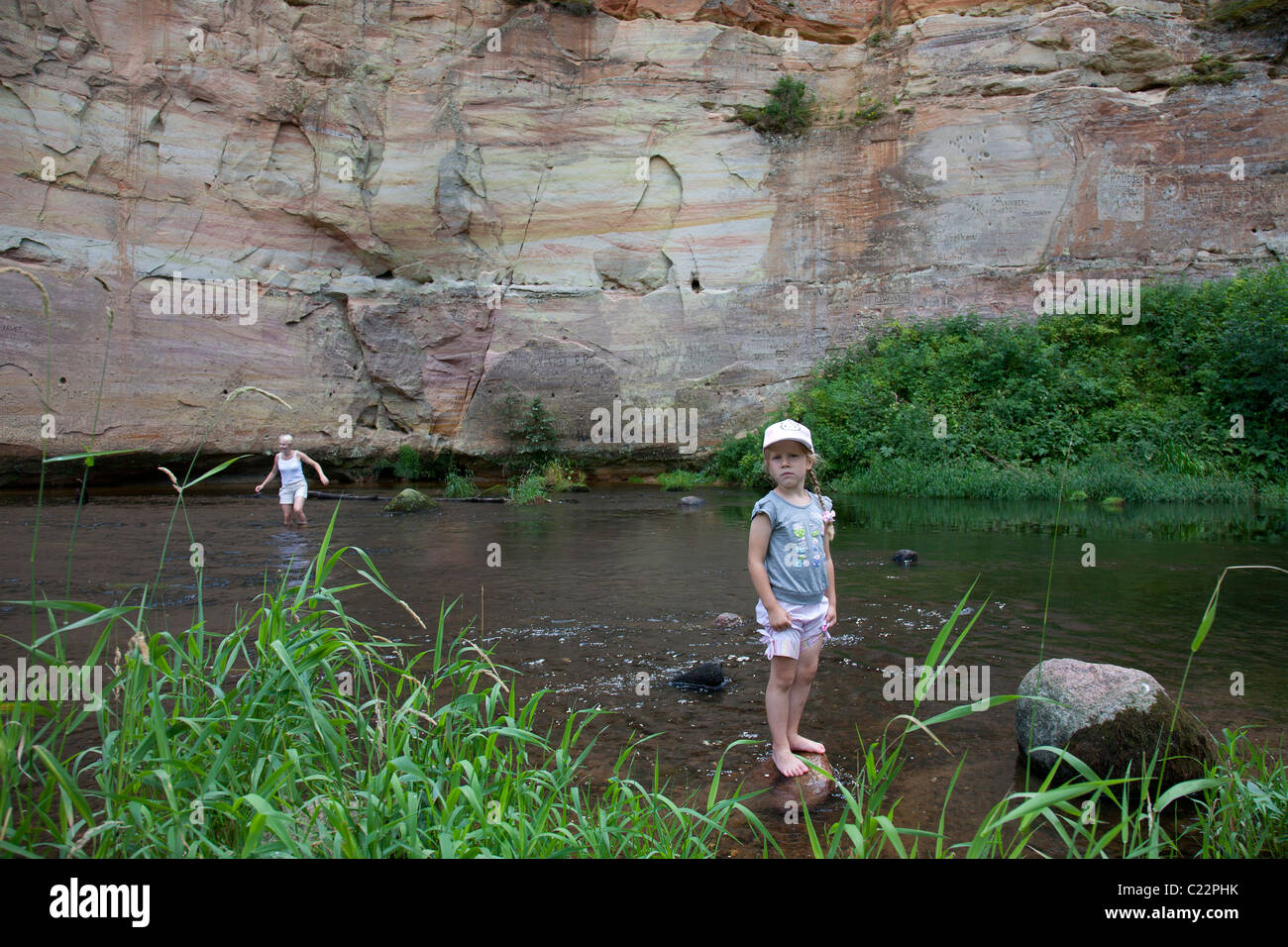 Mère et de la jeune fille debout, Ahja Rivière, Tallinn, Estonie Comté Banque D'Images