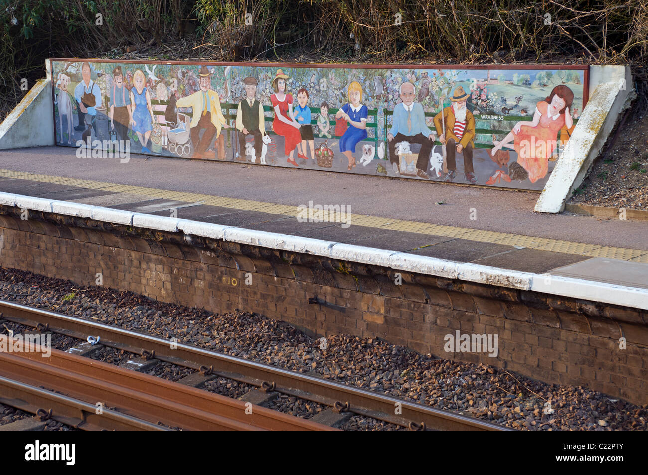 Peint peinture murale représentant les passagers en attente d'un train dans une gare dans l'Essex, en Angleterre. Banque D'Images