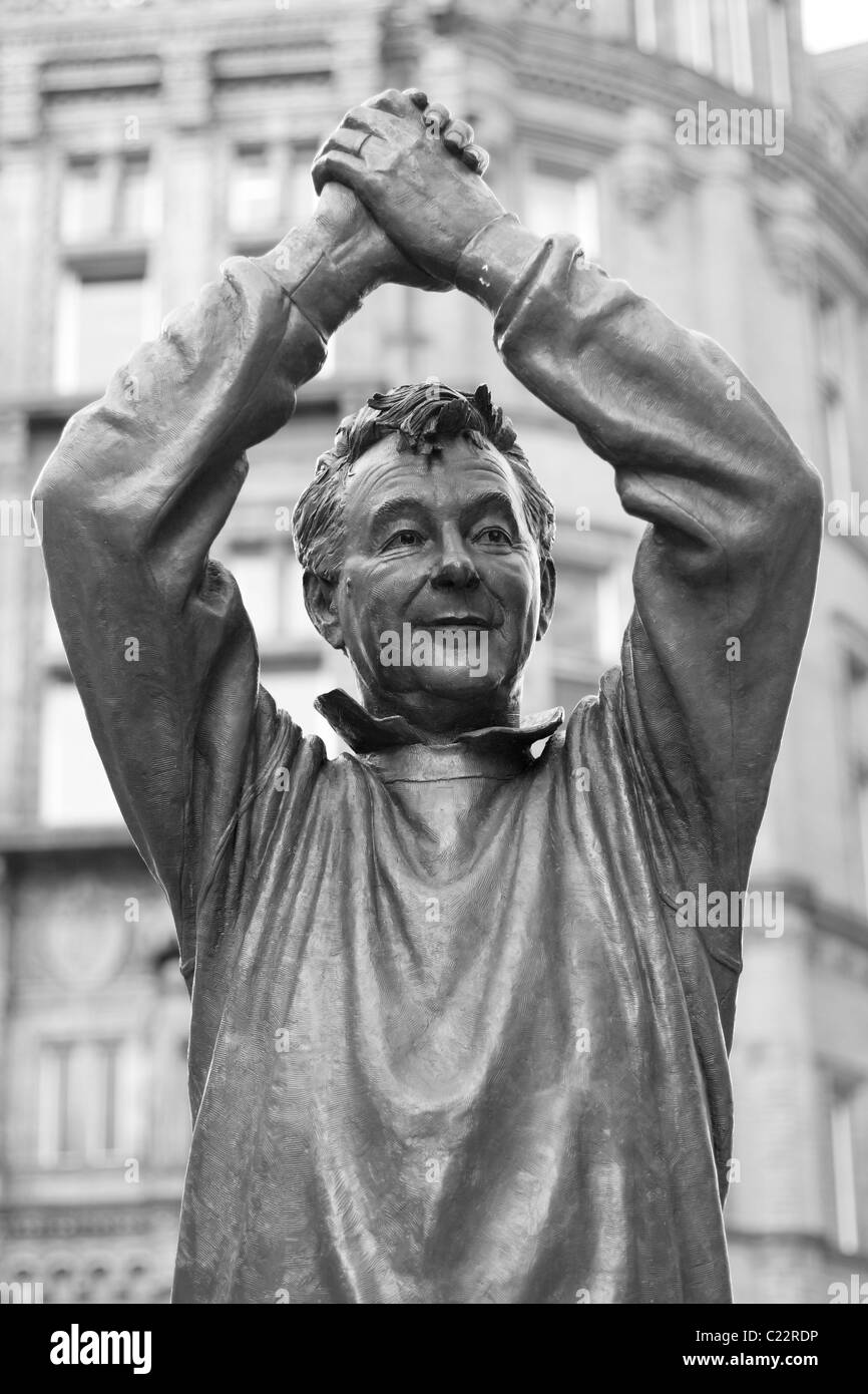 La statue de bronze de Brian Clough OBE en centre-ville de Nottingham. Banque D'Images La statue de bronze de Brian Clough OBE en centre-ville de Nottingham. Banque D'Images