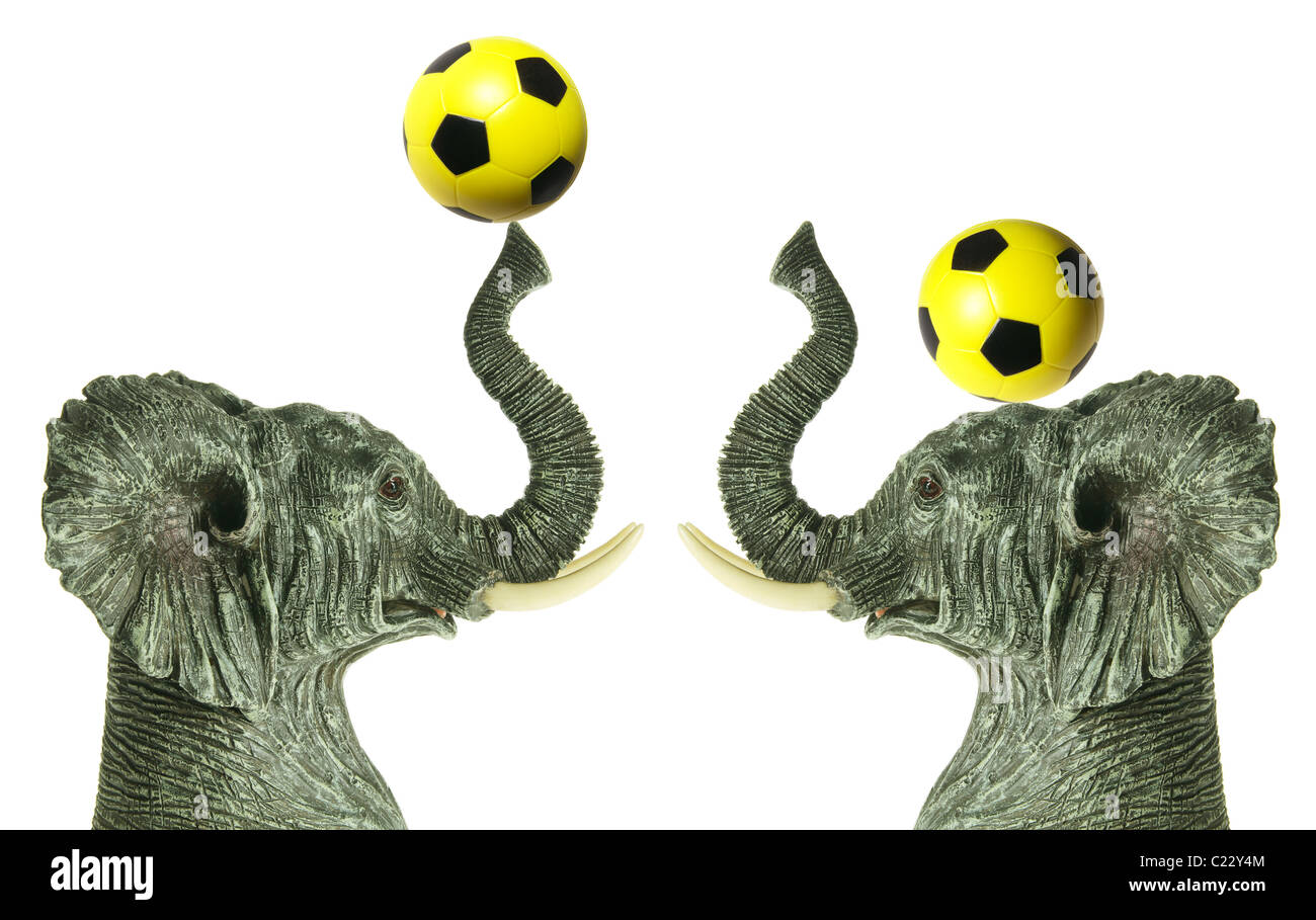Figurines de l'éléphant avec des ballons de foot Banque D'Images