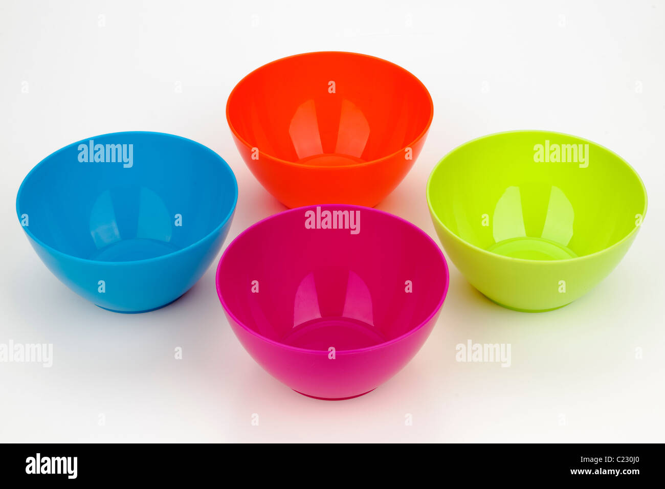 Quatre différents bols pique-nique en plastique de couleur vive Banque D'Images