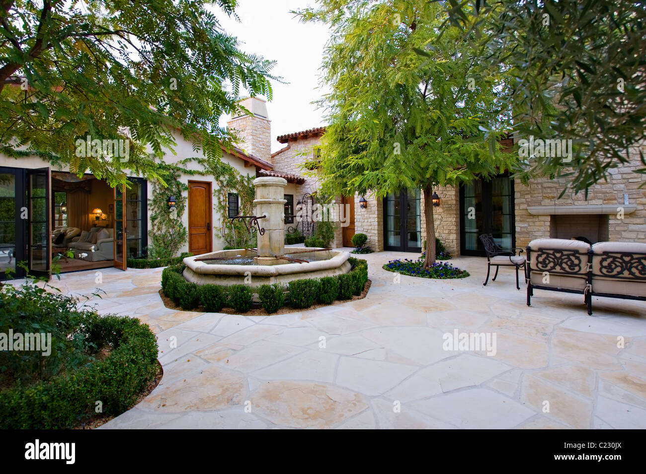 Chambre extérieur avec une fontaine:arbres et mobilier de terrasse Banque D'Images