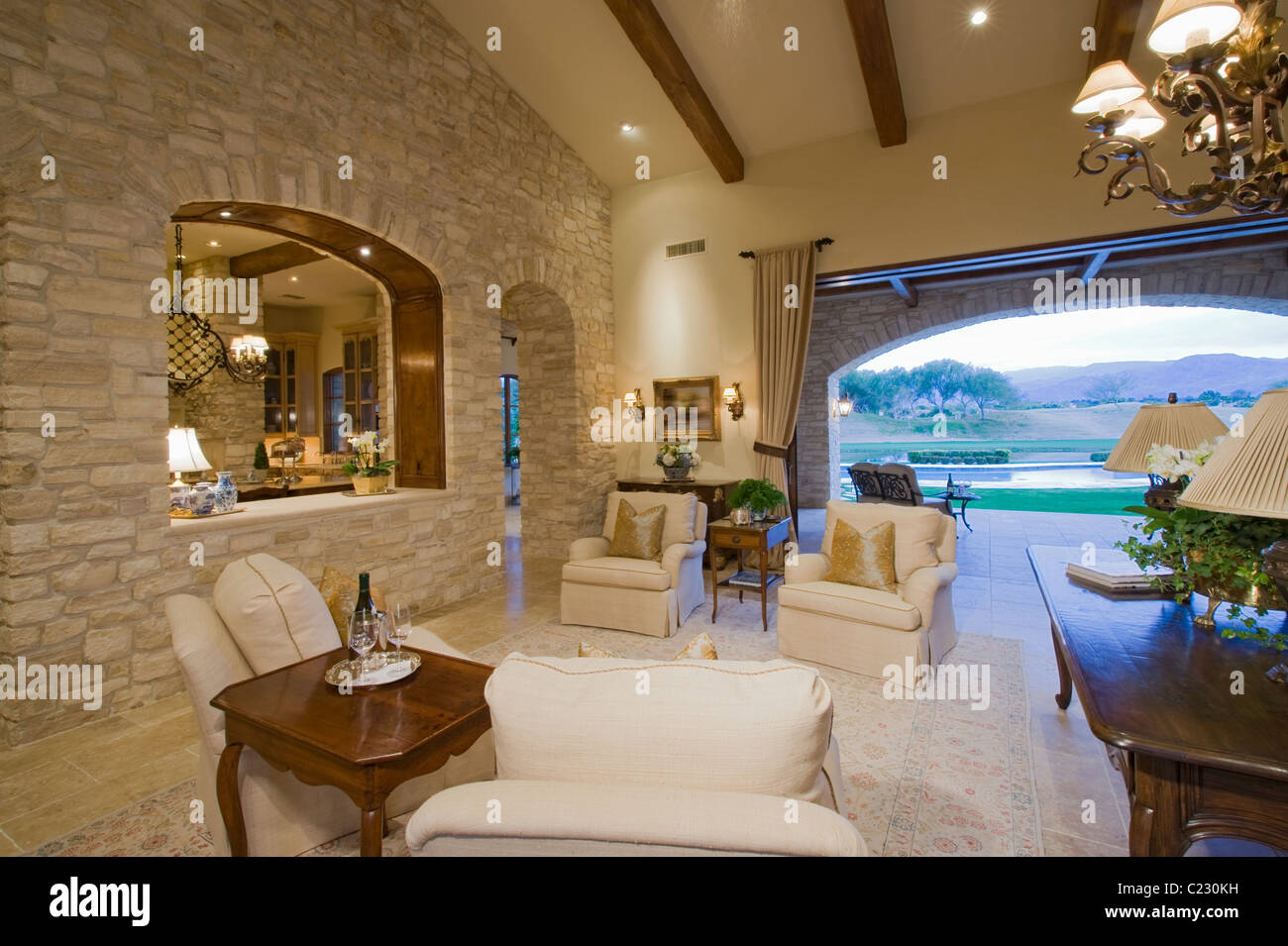 L'intérieur de la chambre avec des meubles et un grand porche avec vue sur le jardin Banque D'Images