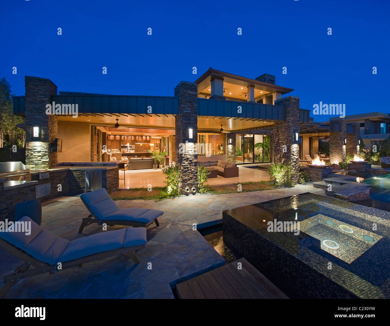 Extérieur chambre éclairée la nuit:avec meubles de patio Banque D'Images