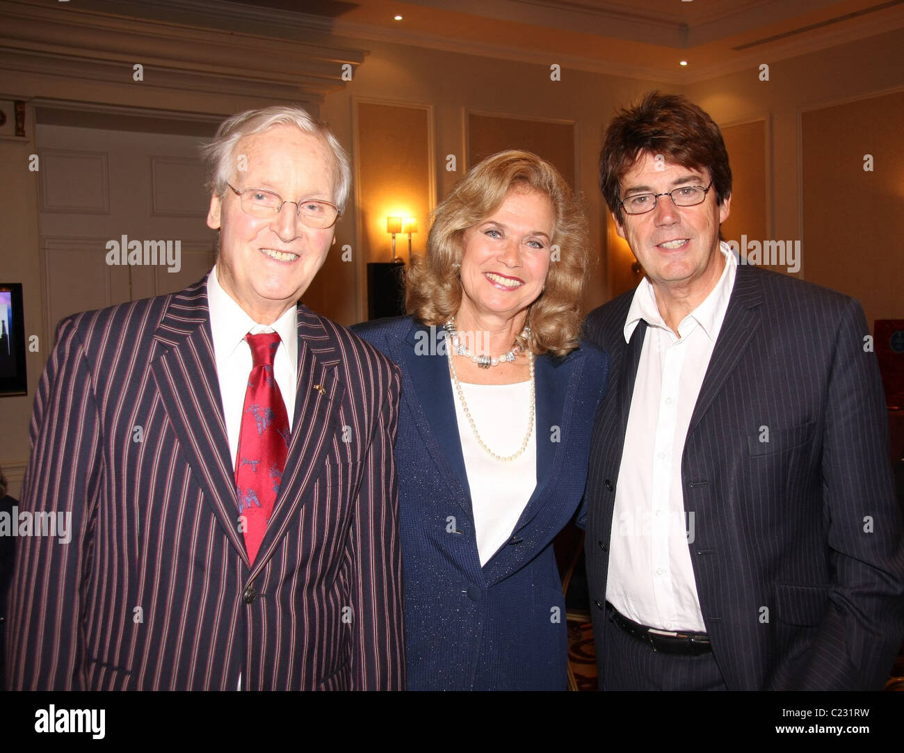 Nicholas Parsons, Valerie Leon et Mike Lire la Heritage Foundation hommage à Kenneth Williams a tenu un déjeuner à l'hôtel Marriott Banque D'Images