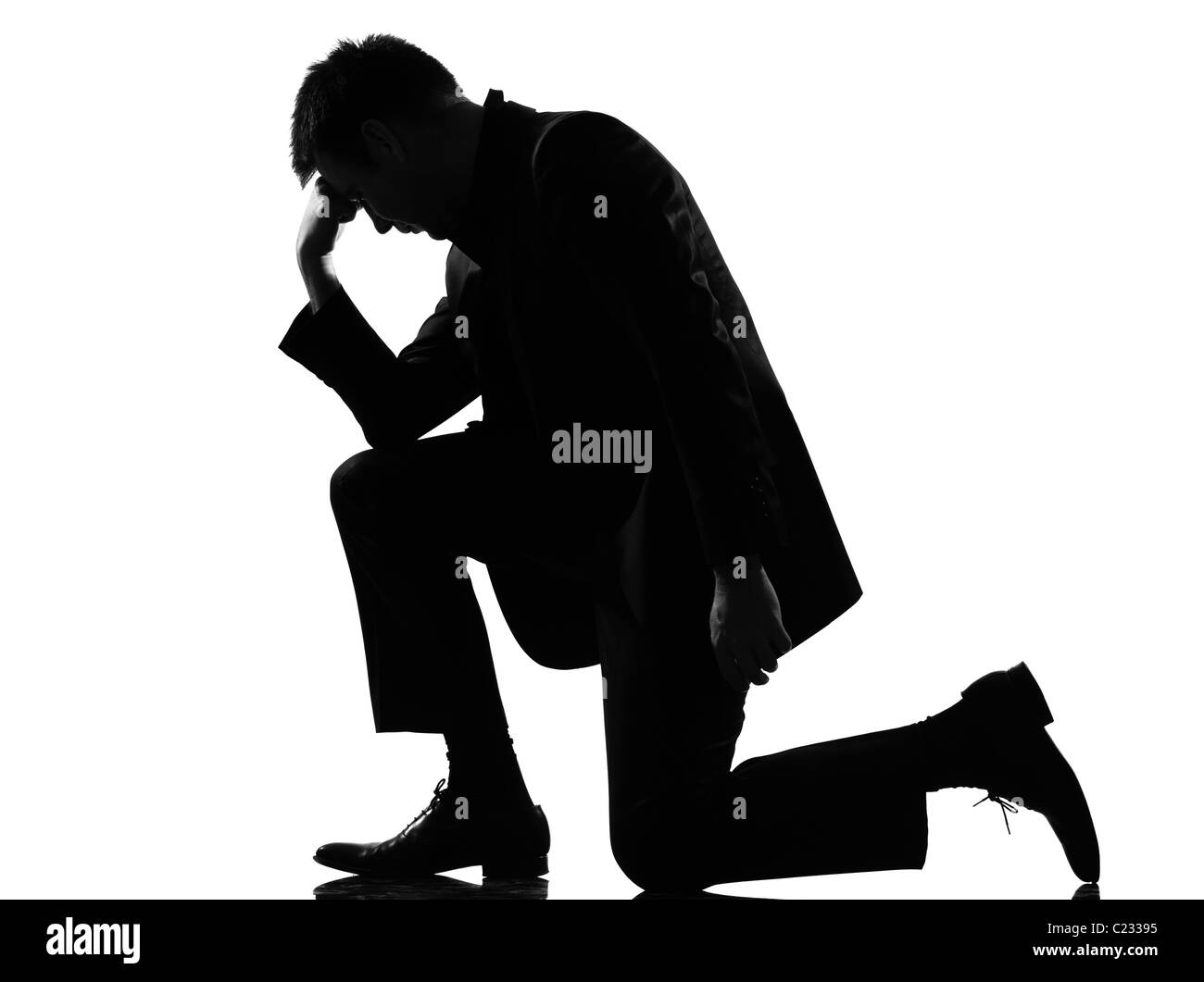 Silhouette caucasian business man exprimant le désespoir fatigue fatigué toute la longueur du comportement sur studio isolé sur fond blanc Banque D'Images