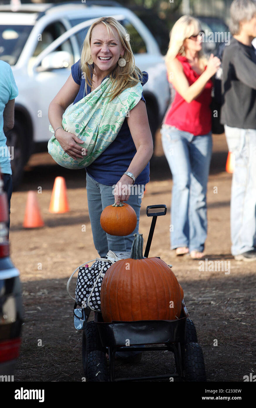 Nicole Sullivan Prend Son Bebe Beckett Edward Packham A M Bones Pumpkin Patch A Selectionner Un Potiron Pour Halloween Los Photo Stock Alamy Nicole Sullivan Prend Son Bebe Beckett Edward Packham A M Bones Pumpkin Patch A Selectionner Un Potiron Pour Halloween Los Photo Stock Alamy
