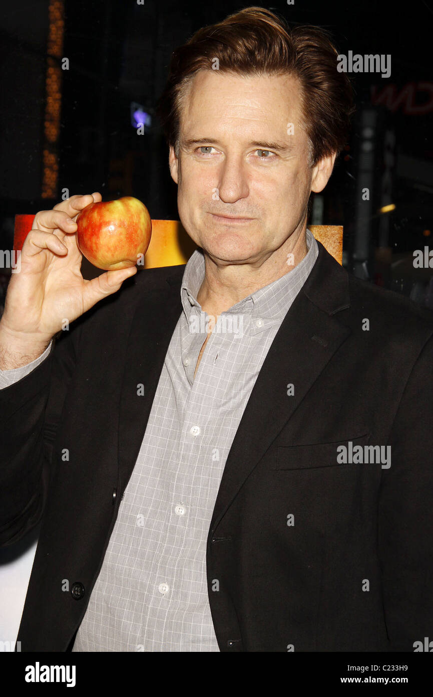 Bill Pullman joue un enseignant et mord dans une pomme après la soirée d'ouverture pour la partie production de Broadway "Oleanna", tenue à Blue Banque D'Images