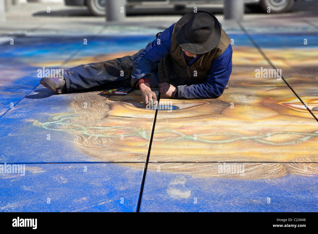 Un artiste de rue Paris France travaille sur une peinture murale / Peinture / dessin dans un parc. Lupica Studio Banque D'Images