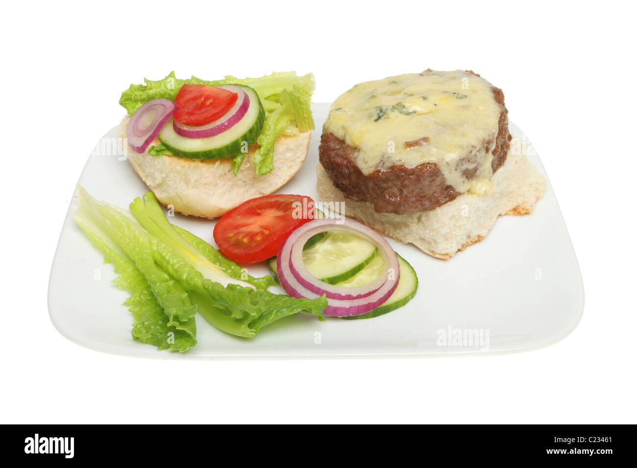 Burger fromage ouverts et garnir de salade sur une assiette Banque D'Images