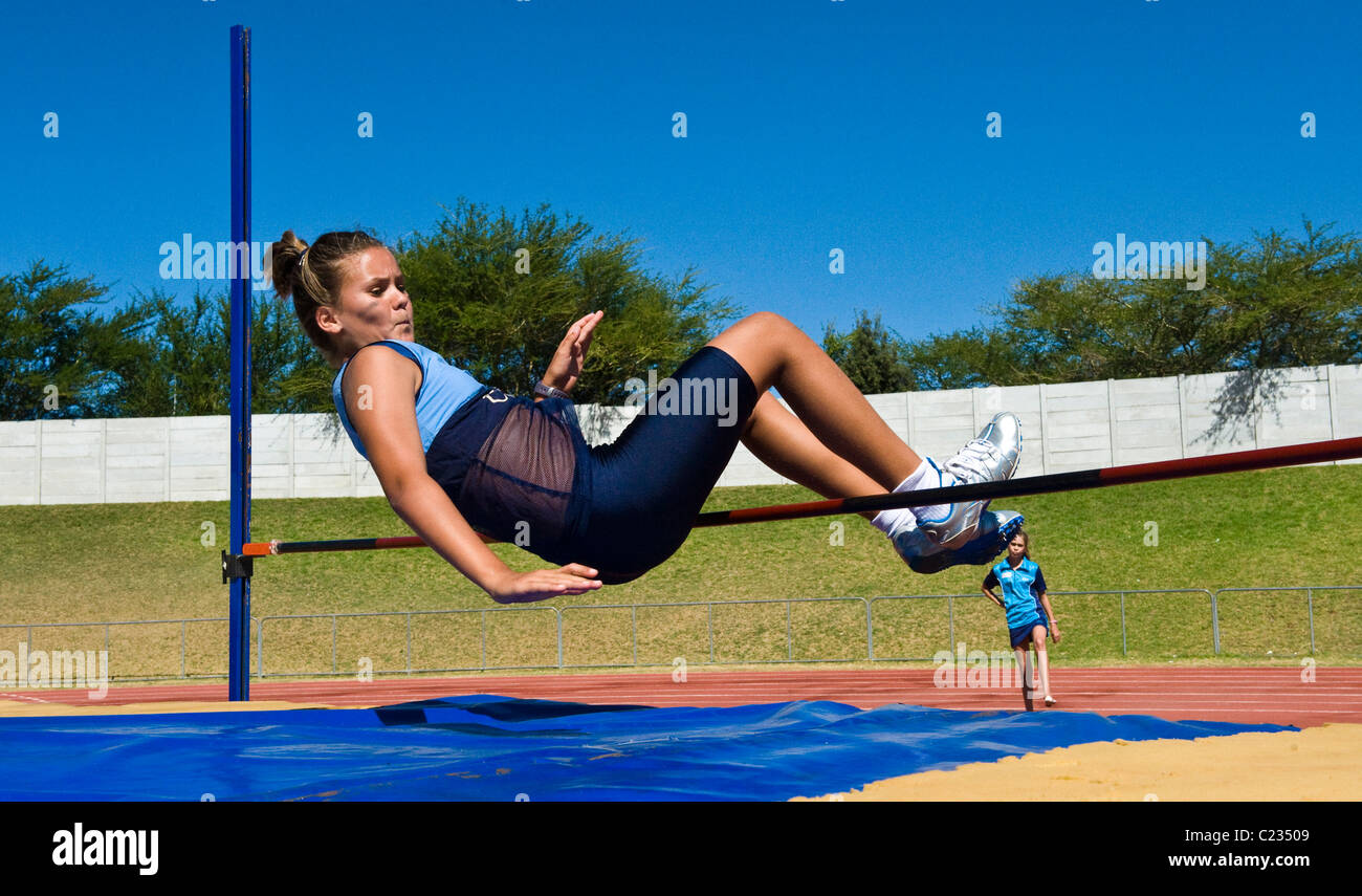 Fille de l'école d'Afrique du Sud dans un saut en compétition, Bellvile, Western Cape, Afrique du Sud Banque D'Images