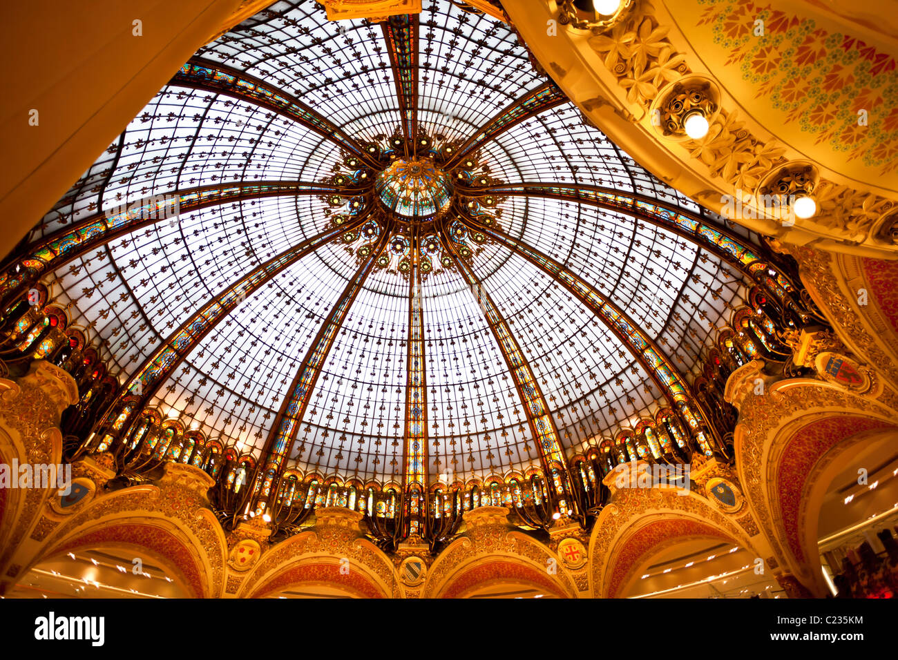 / Coupole dôme du grand magasin Galeries Lafayette Paris France. Lupica Studio Banque D'Images