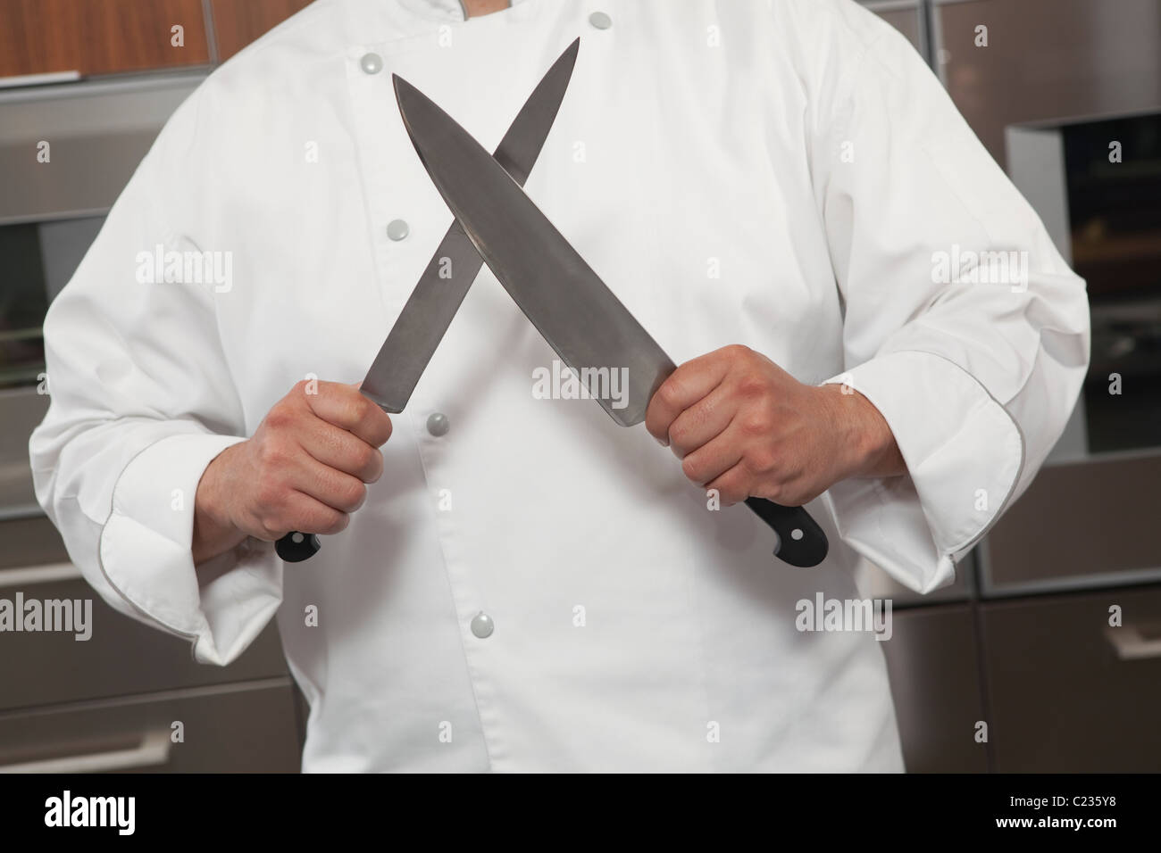 La mi- adultes chef aiguise couteaux Banque D'Images