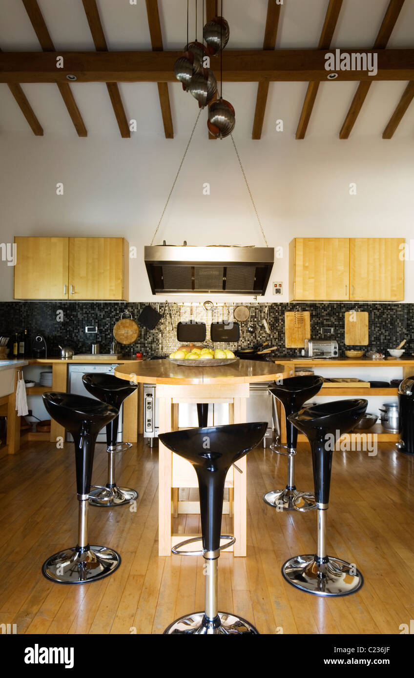 Stefano Giovannoni tabourets de cuisine moderne avec poutres au plafond et d'éclairage Verner Panton Banque D'Images