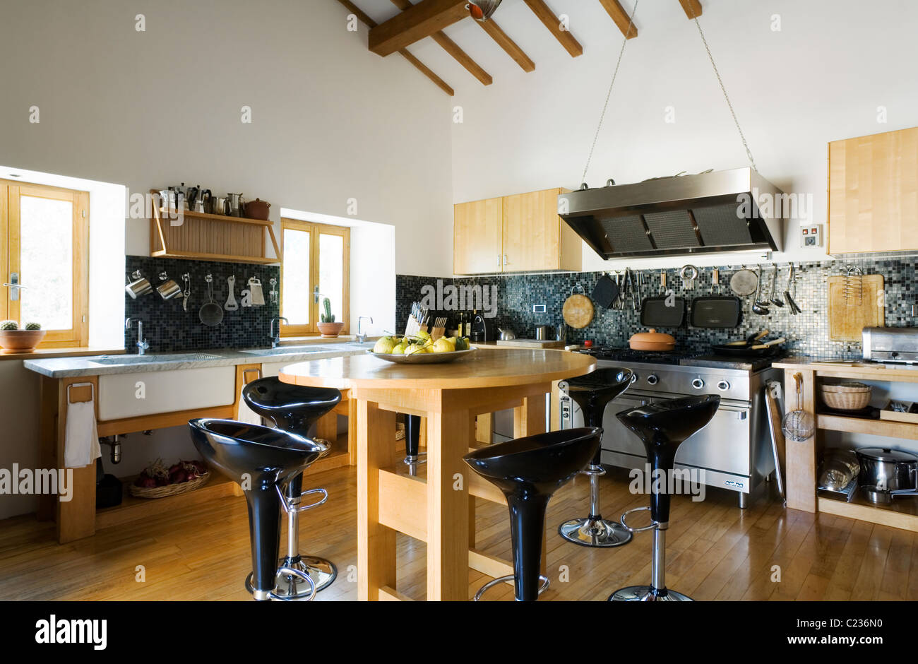 Stefano Giovannoni tabourets de cuisine moderne avec poutres apparentes et parquet Banque D'Images