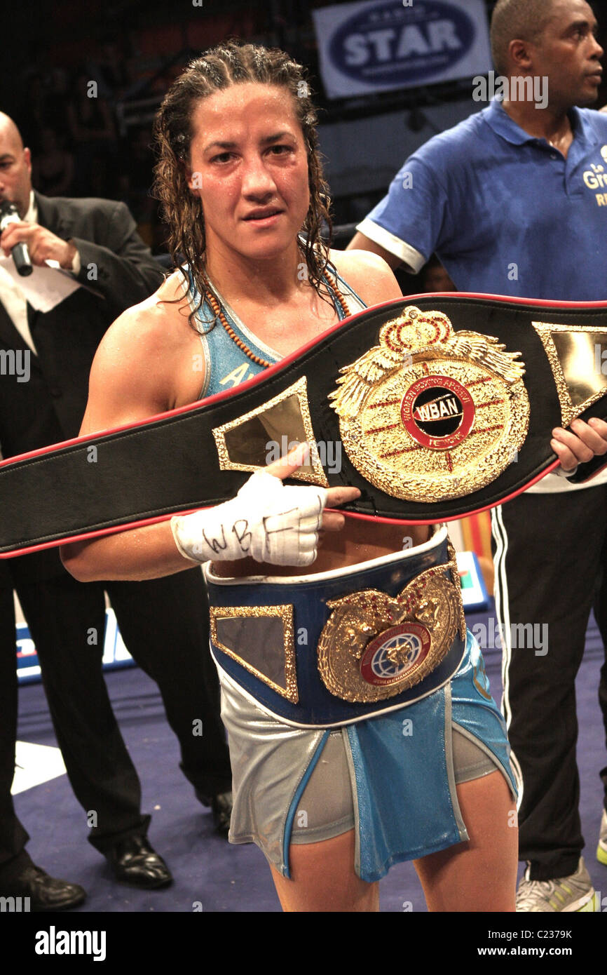 Myriam Lamare de France avec sa ceinture gagnants après avoir battu Ann  Marie Saccurato des USA, 10 octobre 2009, la boxe pour Photo Stock - Alamy