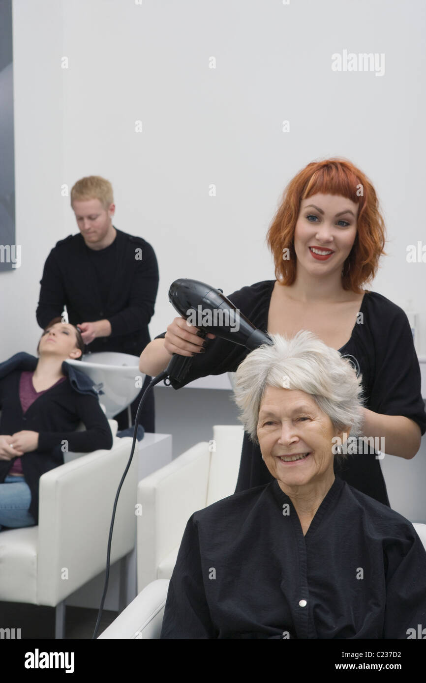Coup styliste-drys elderly woman's hair Banque D'Images