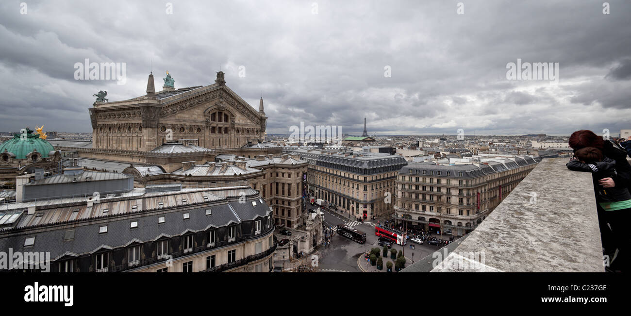 Vue panoramique sur le toit des toits de Paris avec l'Opéra de Paris, Paris, France, Europe. Charles Lupica Banque D'Images