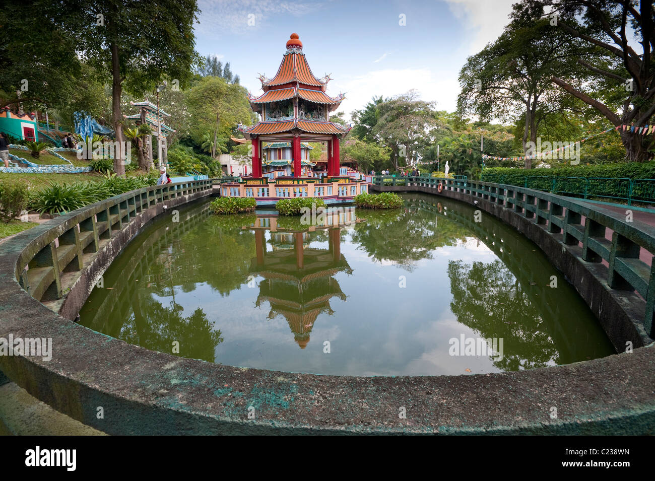 La pagode et lac ornemental à Haw Par Villa, l'ancien Tiger Balm Jardins, Singapour Banque D'Images