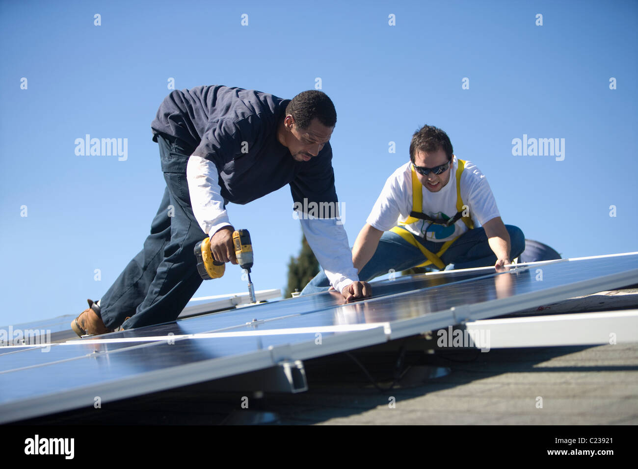 Deux hommes travaillant sur panneaux solaires Banque D'Images