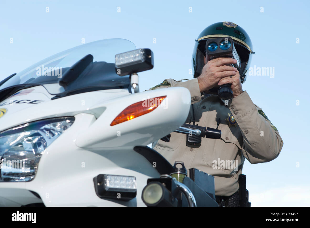 L'agent de patrouille se trouve sur la moto à la recherche par pseedometer Banque D'Images