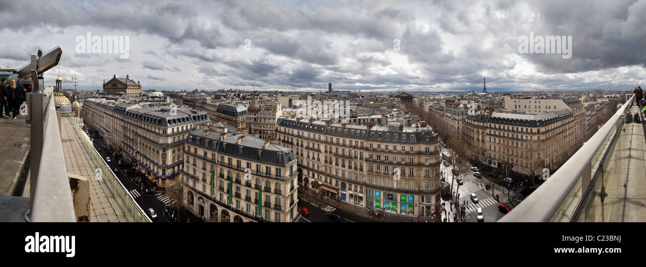 Vue panoramique des toits de Paris toits comme vu depuis le toit du printemps ; Paris, France, Europe. Charles Lupica Banque D'Images