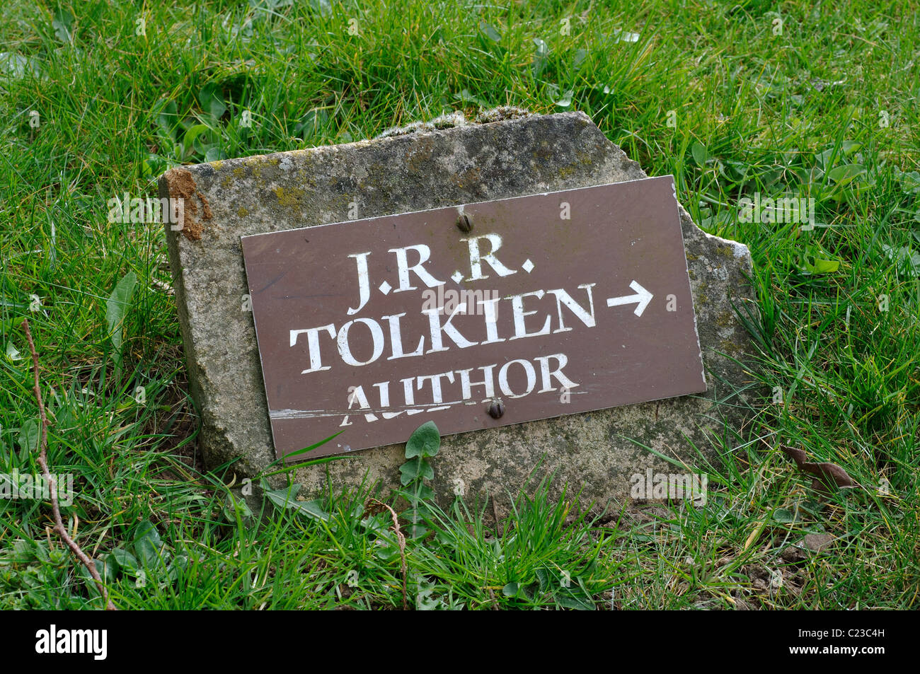 Pointeur sur la tombe de Tolkien, Wolvercote, cimetière, Oxford, UK Banque D'Images